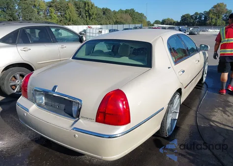 2003 Lincoln Town Car Cartier z USA, uszkodzony, nr VIN 1LNHM83W13Y646283